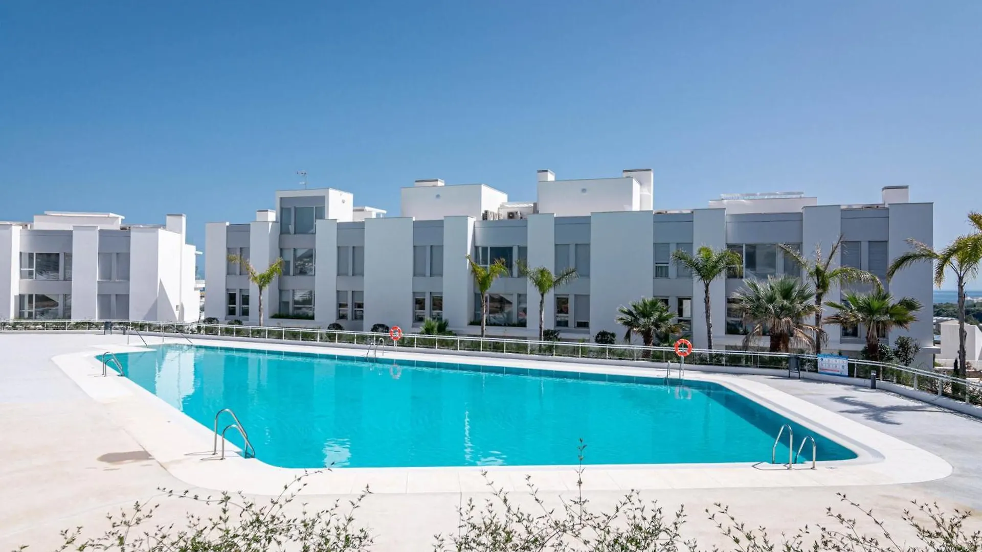 Lm362B - 2 Bedroom Penthouse With Large Sundeck Estepona Apartment