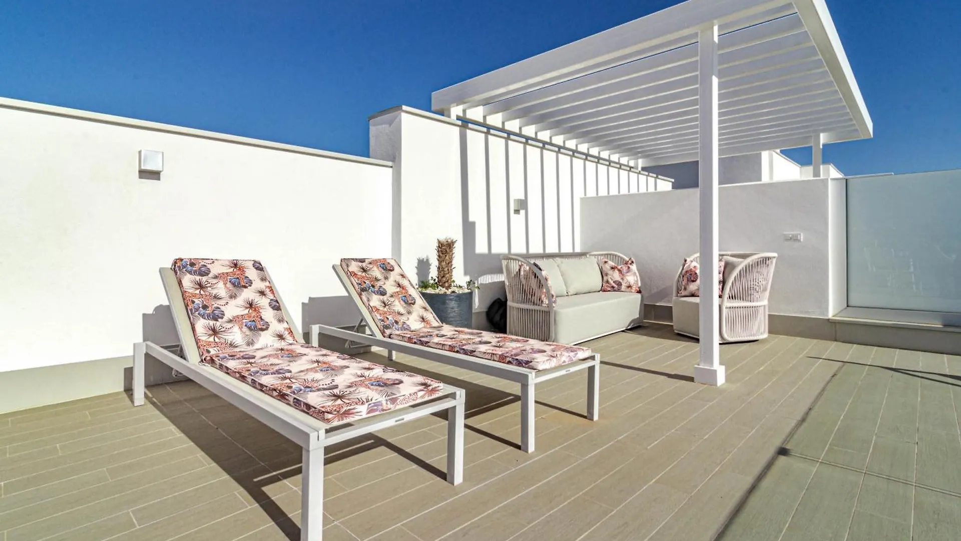 Lm362B - 2 Bedroom Penthouse With Large Sundeck Estepona Spanien