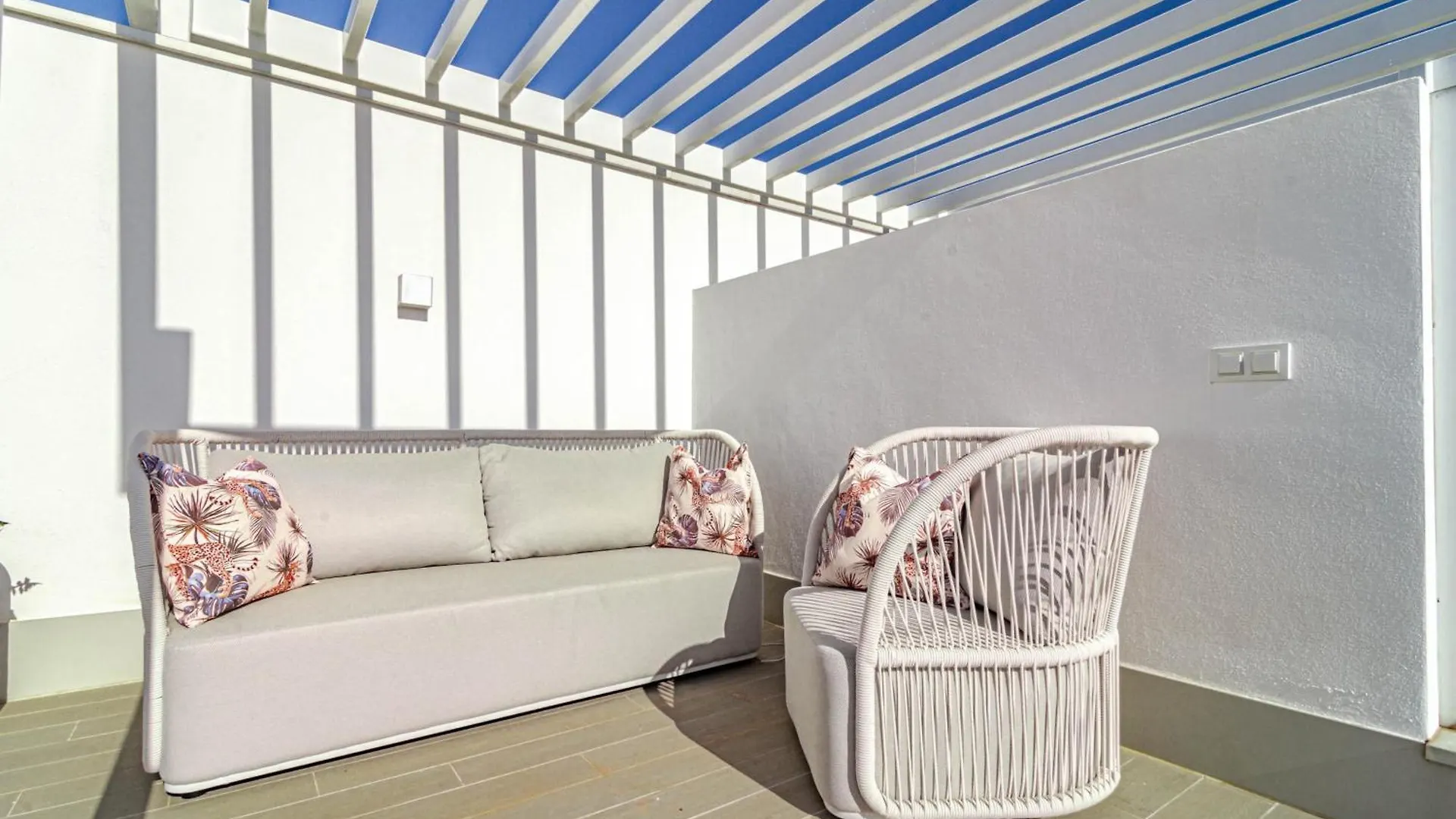 Lägenhet Lm362B - 2 Bedroom Penthouse With Large Sundeck Estepona Spanien