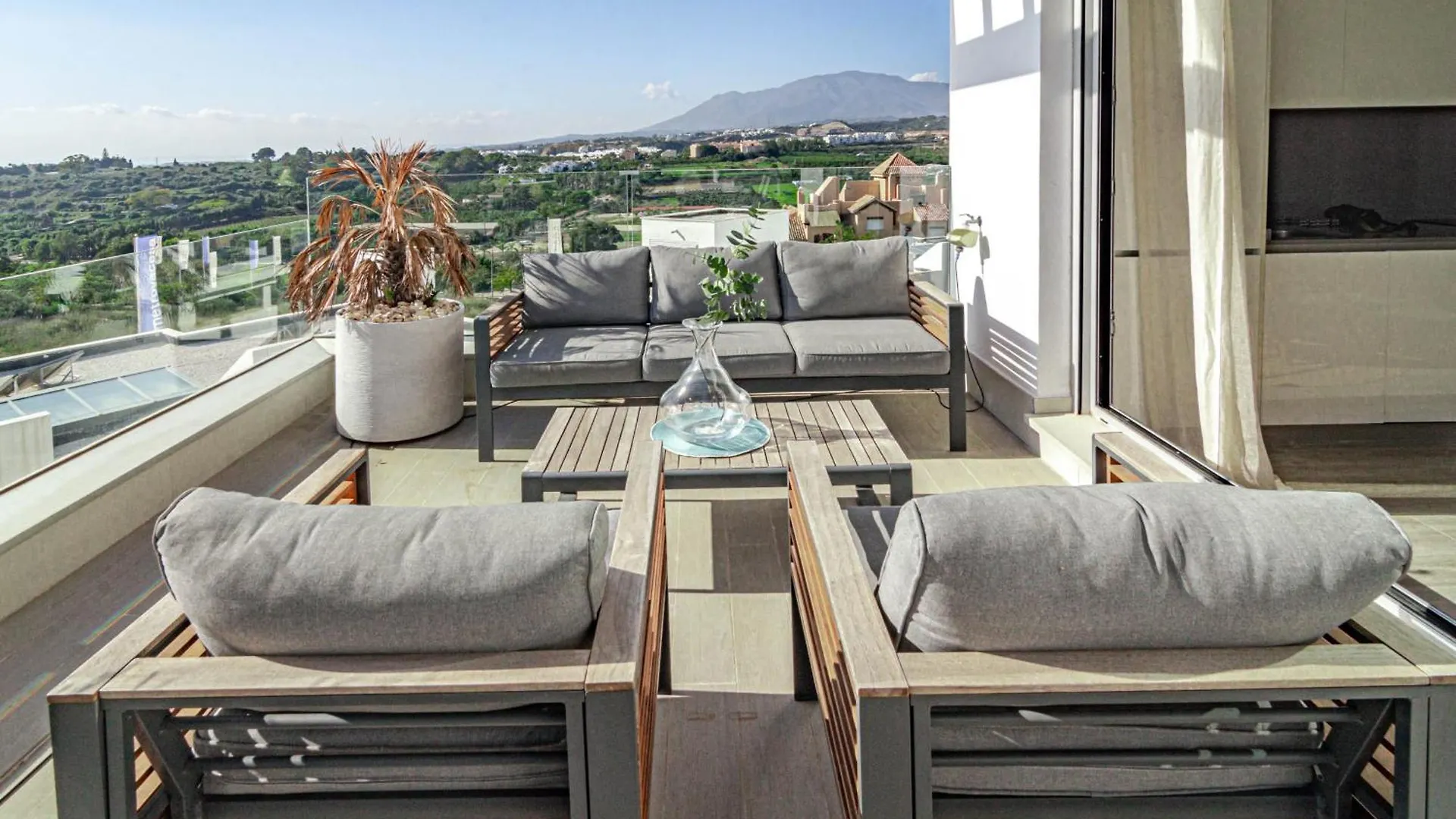 Lm362B - 2 Bedroom Penthouse With Large Sundeck Estepona
