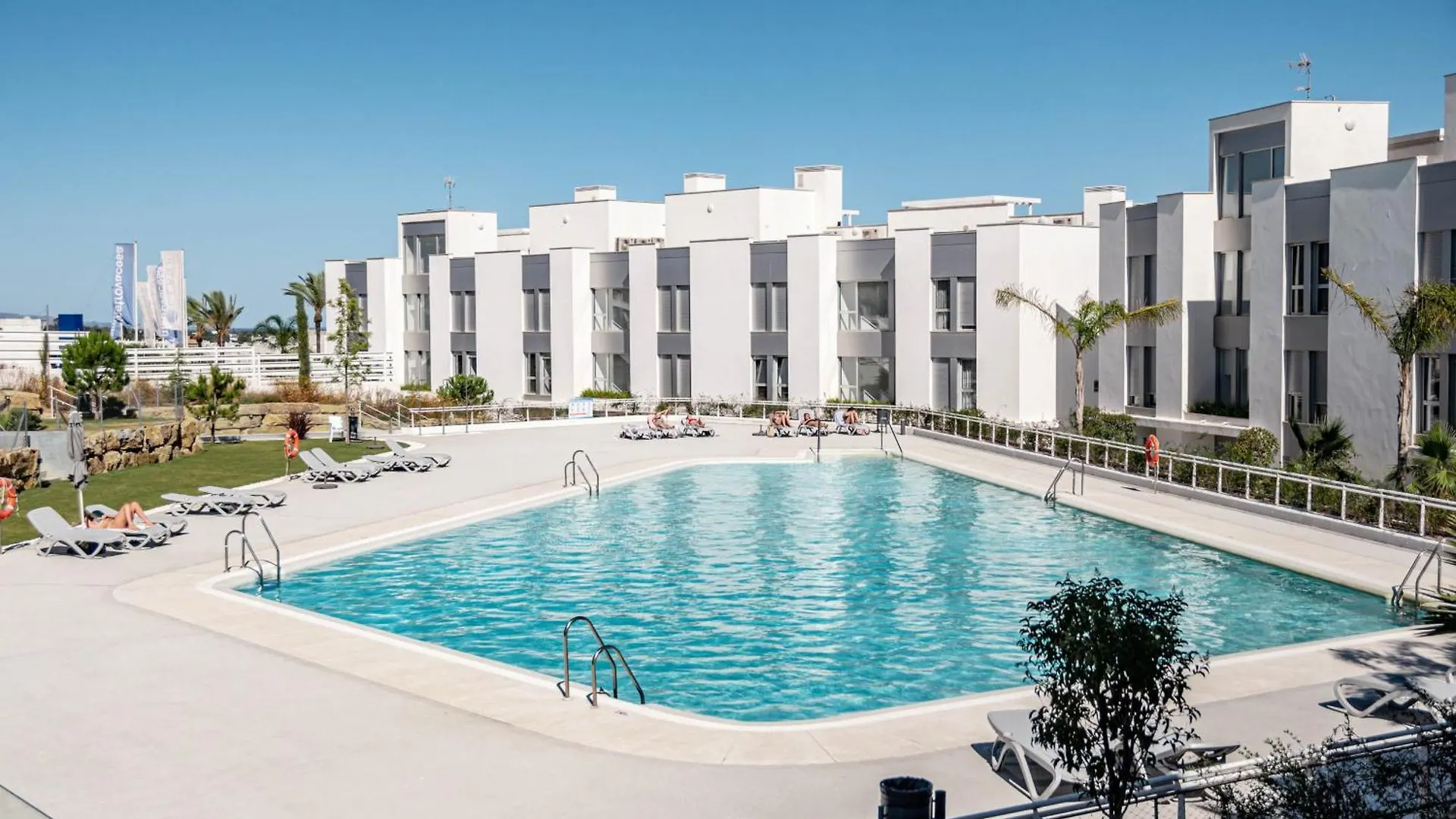 Lm362B - 2 Bedroom Penthouse With Large Sundeck Estepona Lägenhet