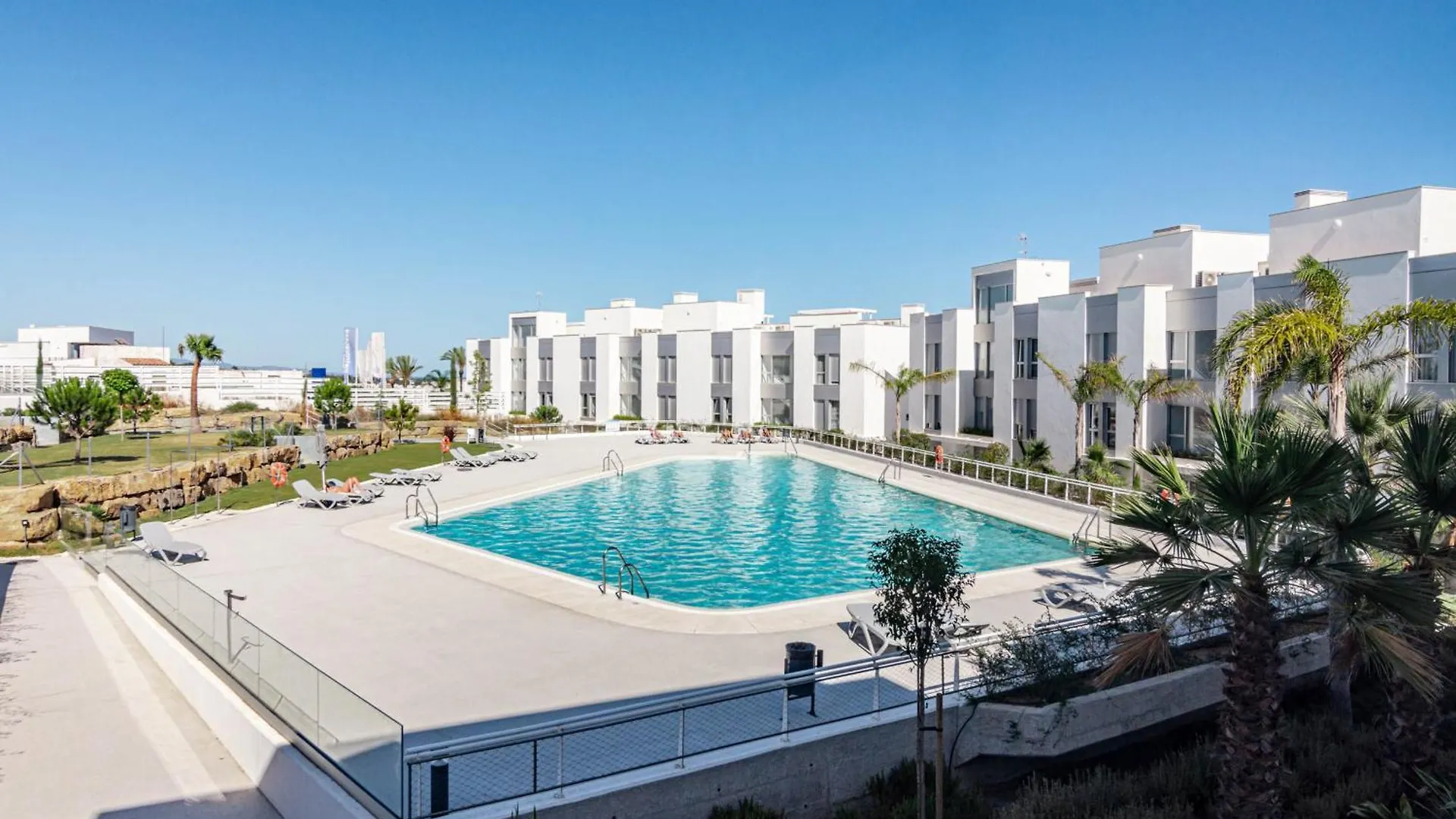 Lm362B - 2 Bedroom Penthouse With Large Sundeck Estepona