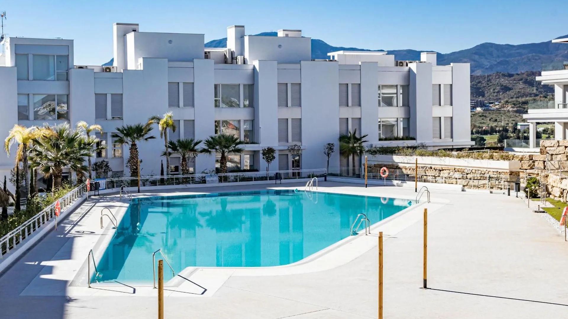 Lm362B - 2 Bedroom Penthouse With Large Sundeck Estepona Spanien