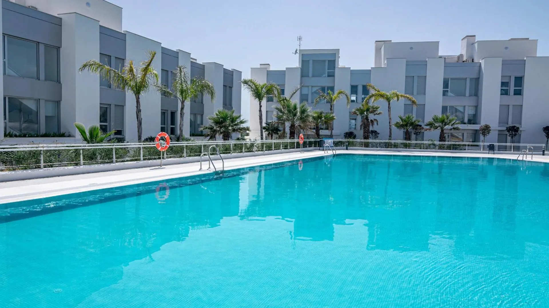Lm362B - 2 Bedroom Penthouse With Large Sundeck Estepona